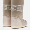 Icon Glance Stiefel aus platinfarbenem Satin