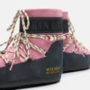 Moon Boot X Guest in Residence Icon Low Stiefeletten aus grauem und rosafarbenem Wildleder mit Perlenverzierung