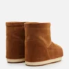 Schnürlose Stiefel aus hellbraunem Wildleder Schnürlose Stiefel aus hellbraunem Wildleder