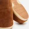 Schnürlose Stiefel aus hellbraunem Wildleder Schnürlose Stiefel aus hellbraunem Wildleder