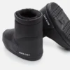 Schwarze Gummistiefel ohne Schnürsenkel Schwarze Gummistiefel ohne Schnürsenkel